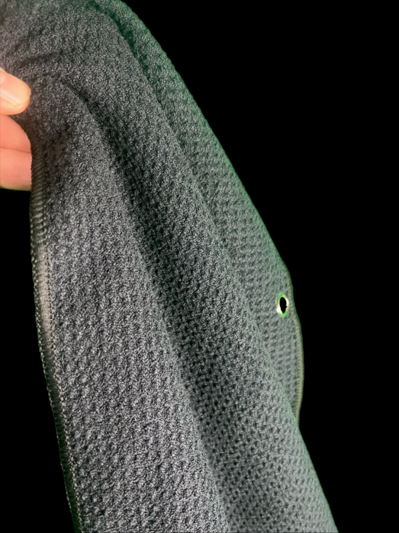 Ręcznik Szary do czyszczenia kijów piłek golfowych_w_rece